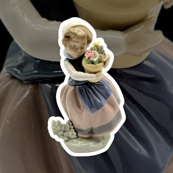 Vintage Lladro Spring Is Here Girl With Basket of Flowers 6.75" Figurine #5223 - Picture 4 of 16
